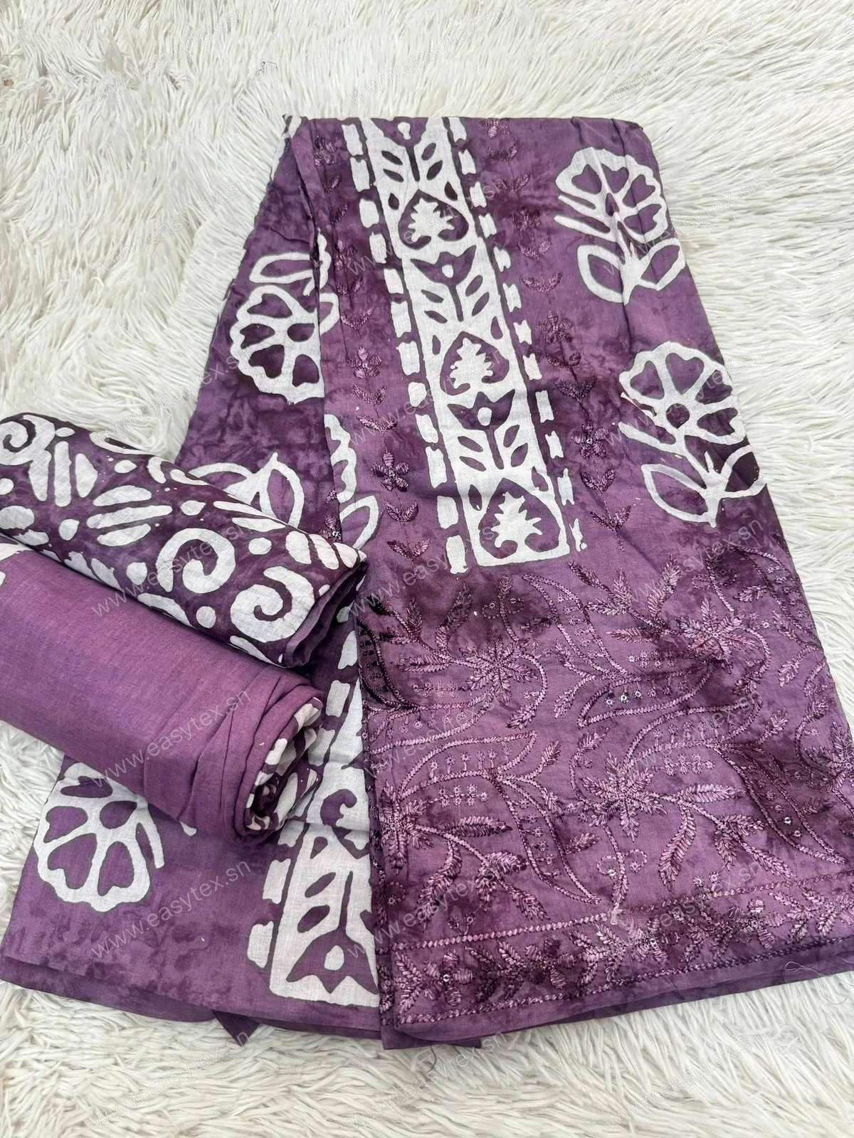 Bazin Brodé Style Batik Mauve Impérial et Motifs Floraux
