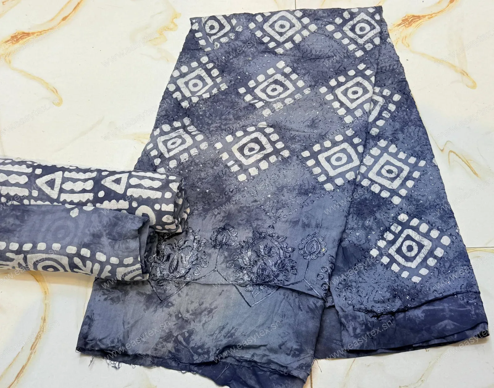 Bazin Brodé Style Batik Bleu Nuage et Diamants Ciselés