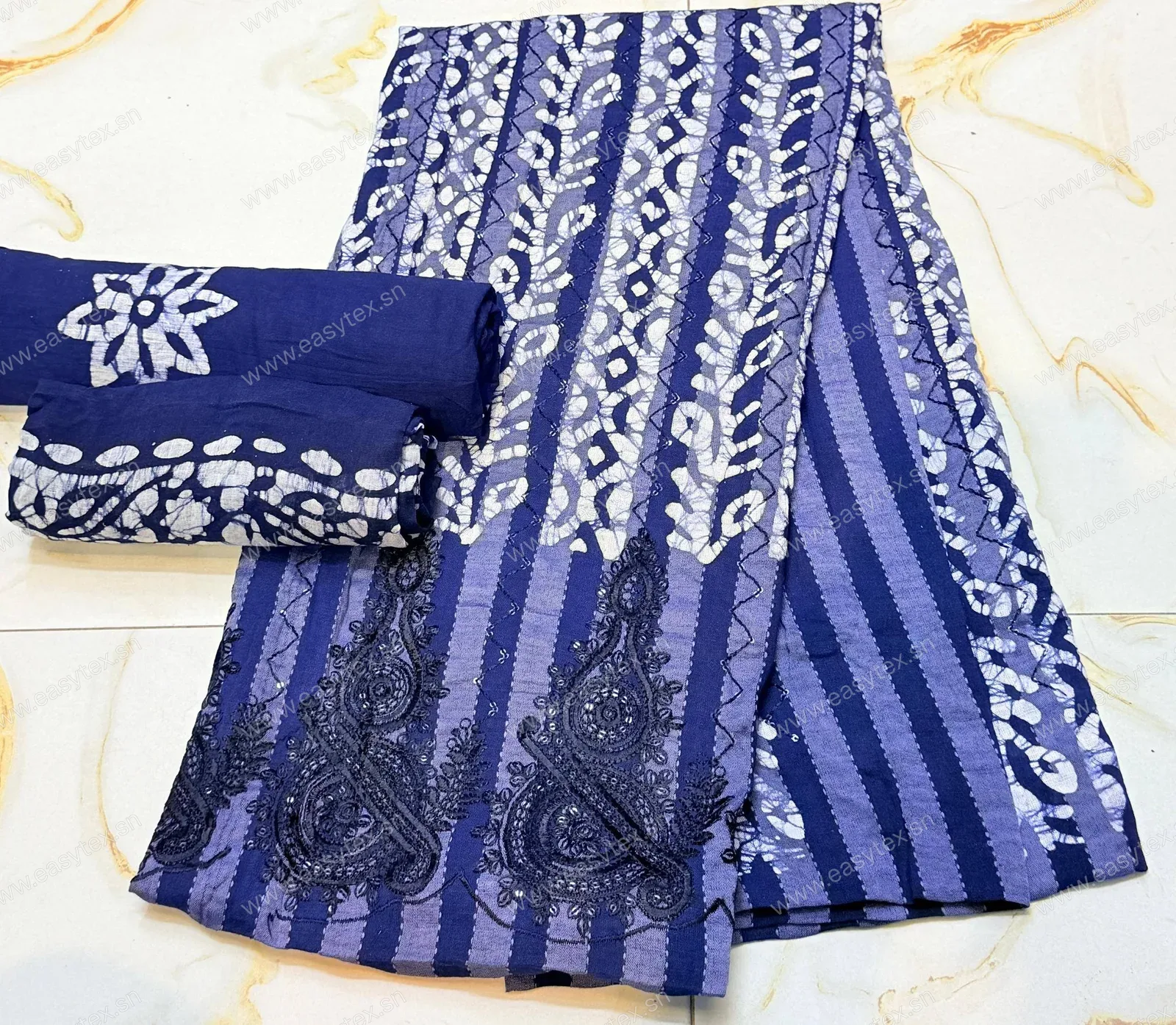 Bazin Brodé Style Batik Bleu Indigo et Rayures Ciselées