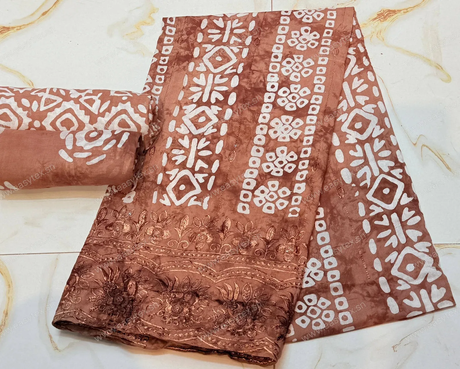 Bazin Brodé Style Batik Nuances Terracotta et Rosaces Blanches