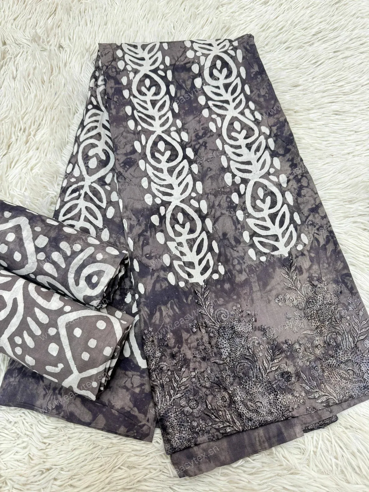 Bazin Brodé Style Batik Gris Anthracite et Palmettes Ciselées