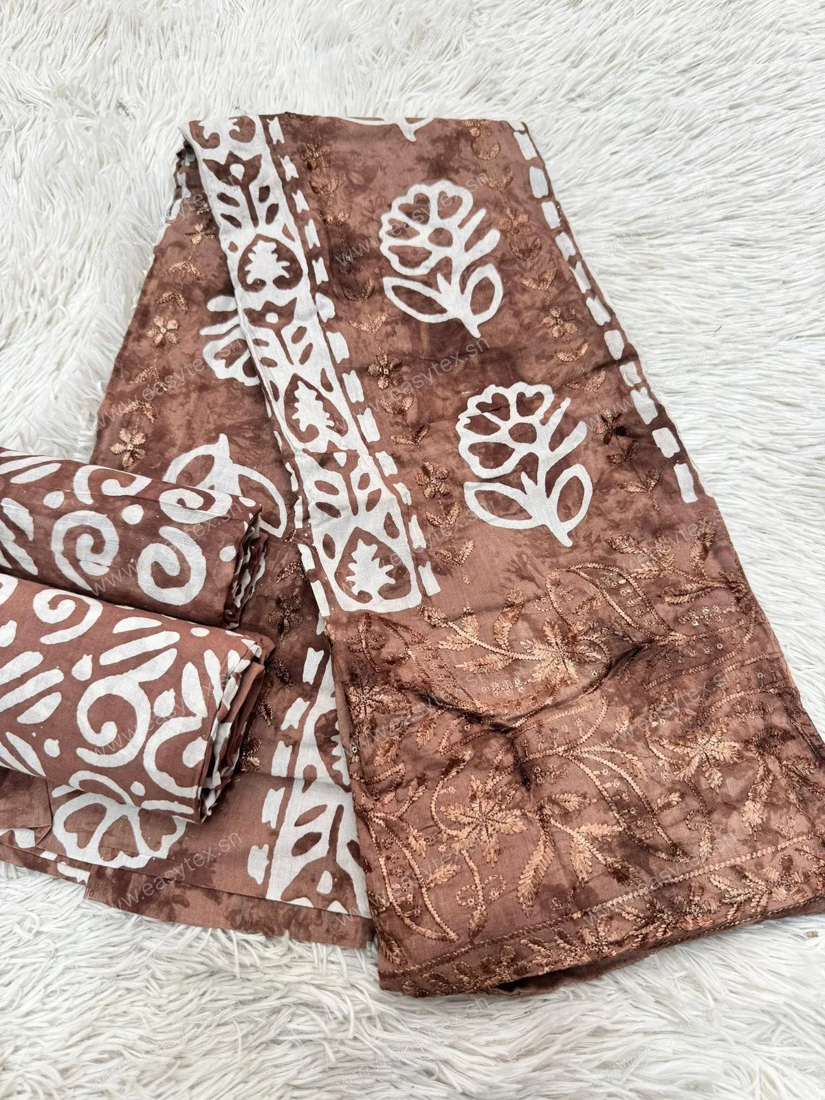 Bazin Brodé Style Batik Moka Chic et Volutes Florales