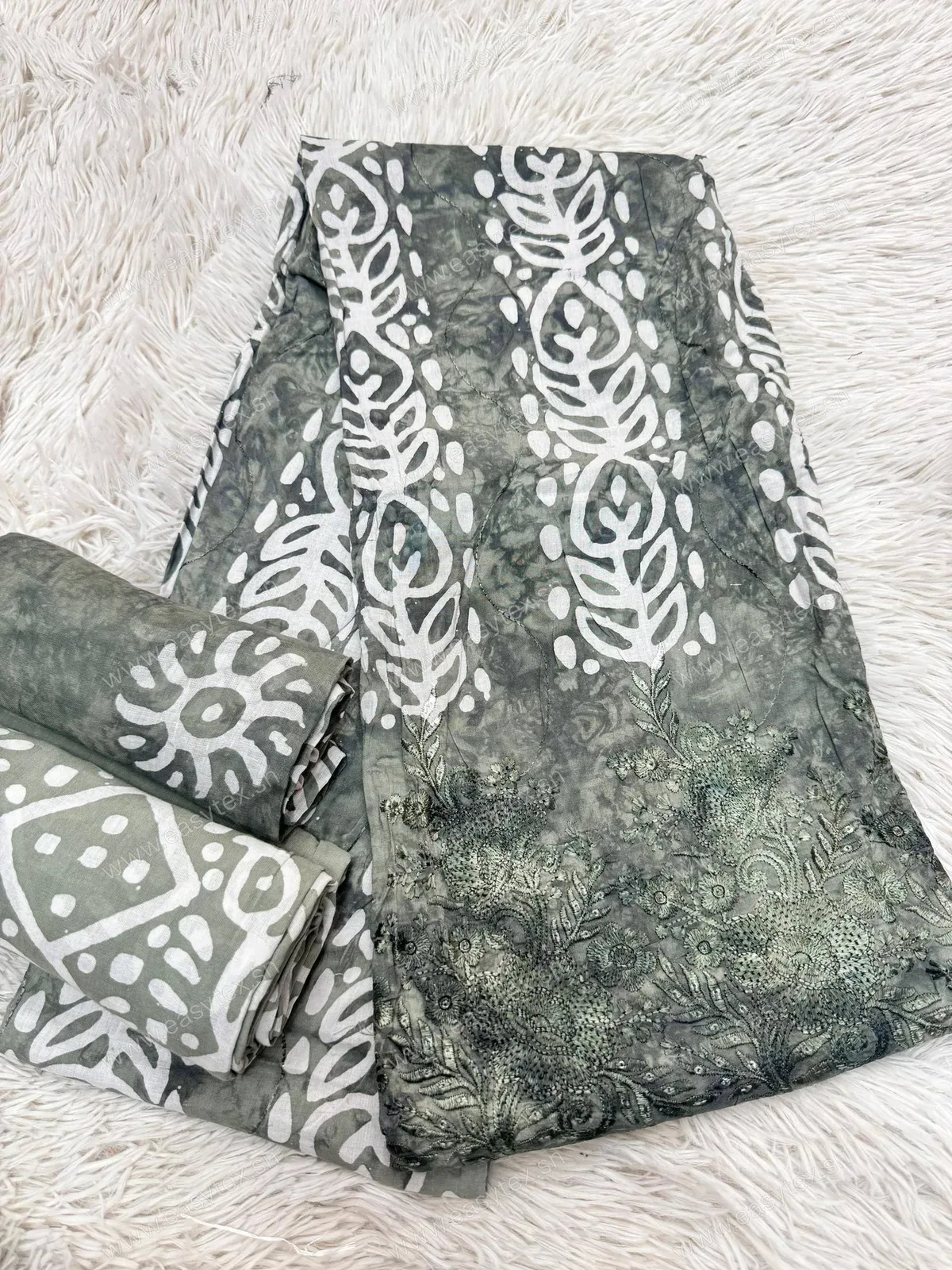 Bazin Brodé Style Batik Gris Sauge et Palmettes Ciselées
