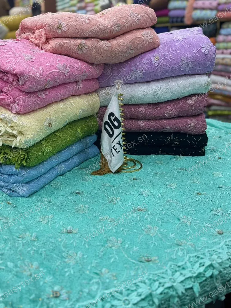 Dentelle Guipure Ciselée Pluie de Cristaux et Flore