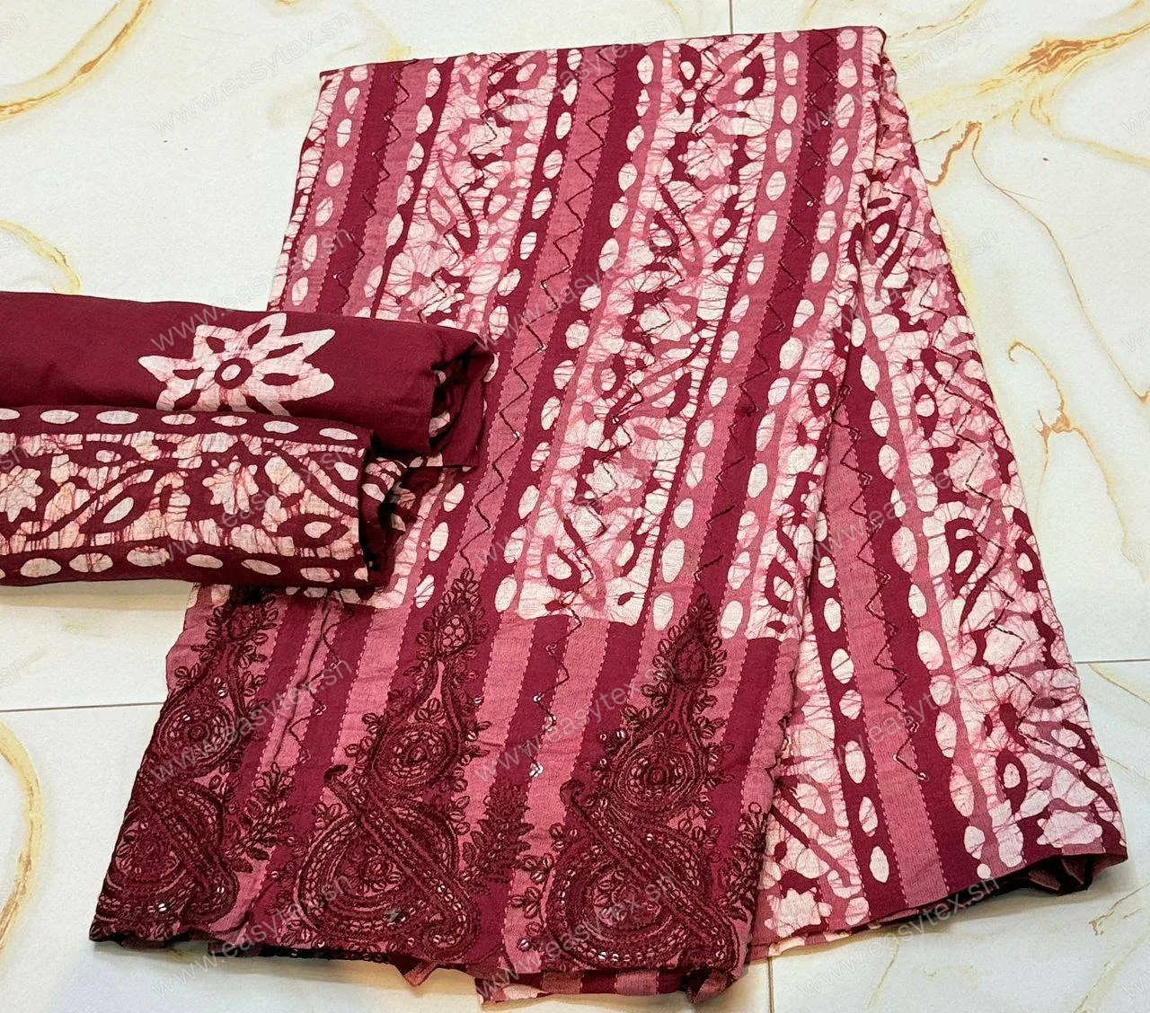Bazin Brodé Style Batik Framboise Profond et Rayures Ciselées