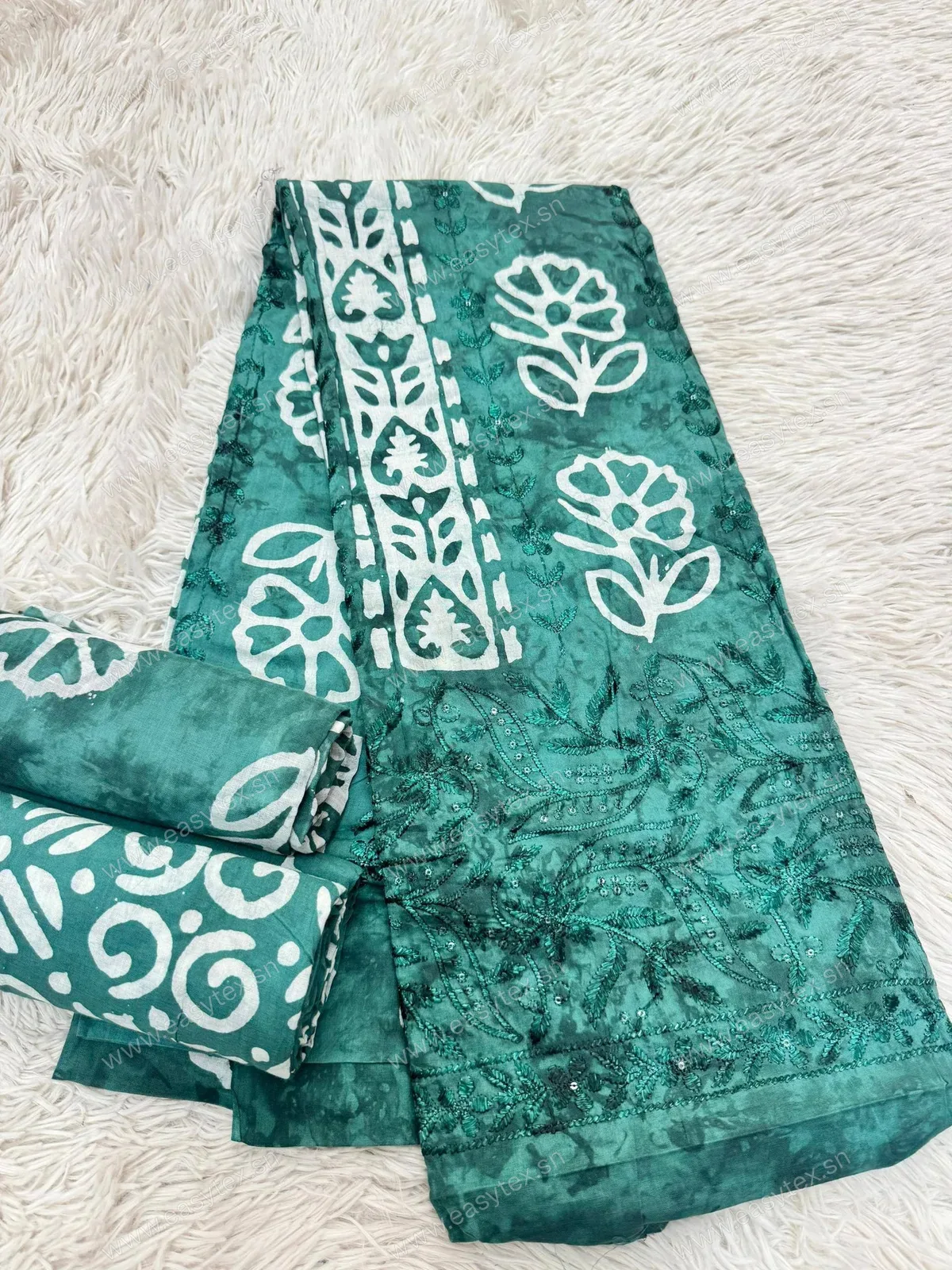 Bazin Brodé Style Batik Vert Émeraude et Ciselures Blanches